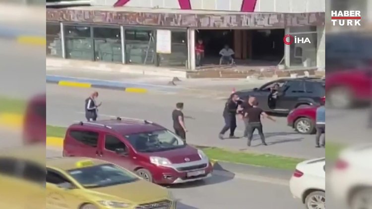 Trafik durdu, yumruklar konuştu!