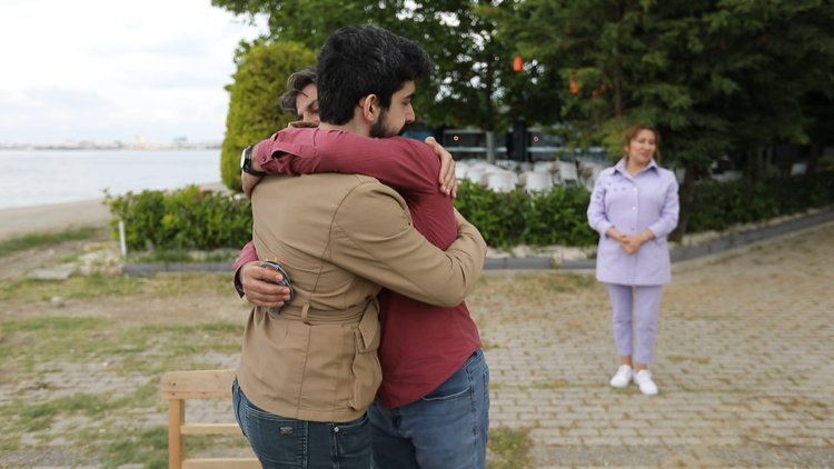 25 yıl sonra gelen kucaklaşma!