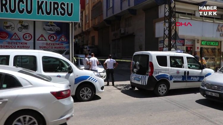 Gaziantep'te üst araması yapmak isteyen polis, zanlının bıçaklı saldırısına uğradı