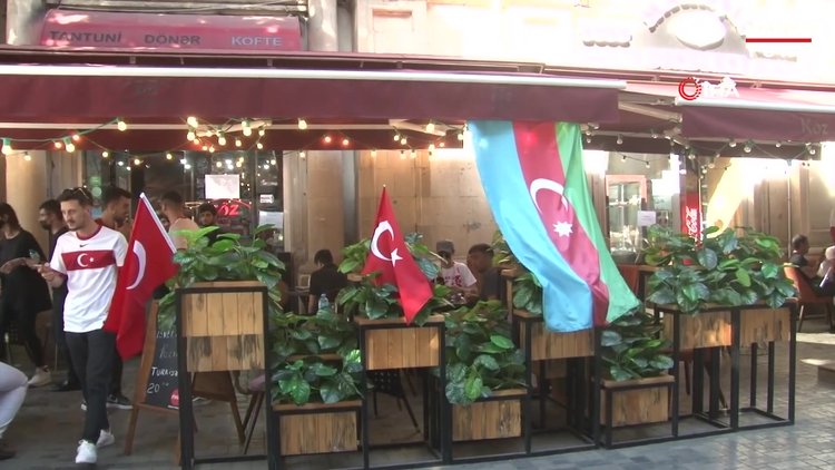 Bakü kırmızı-beyaza büründü