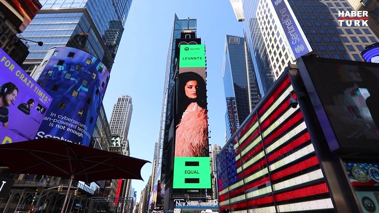 Göksel Times Meydanı'nda