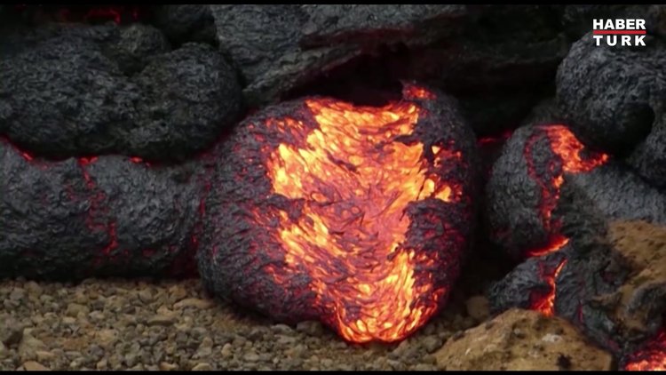 İzlanda'da yanardağ patlaması: Lav topları oluştu!
