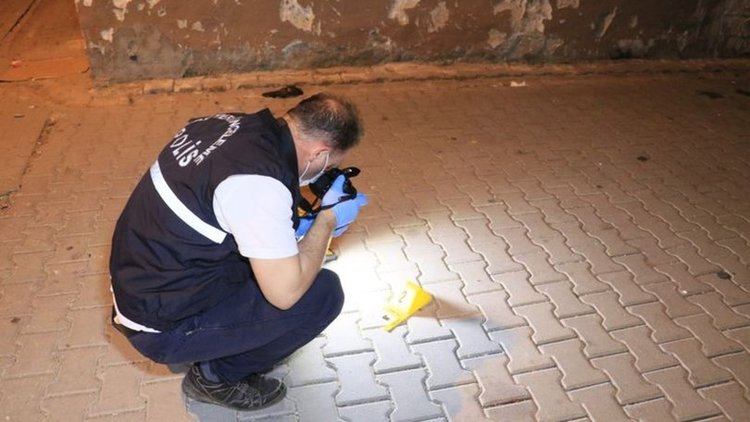 Motosikletli 2 kişiyi gürültü için uyardı, karnından vuruldu