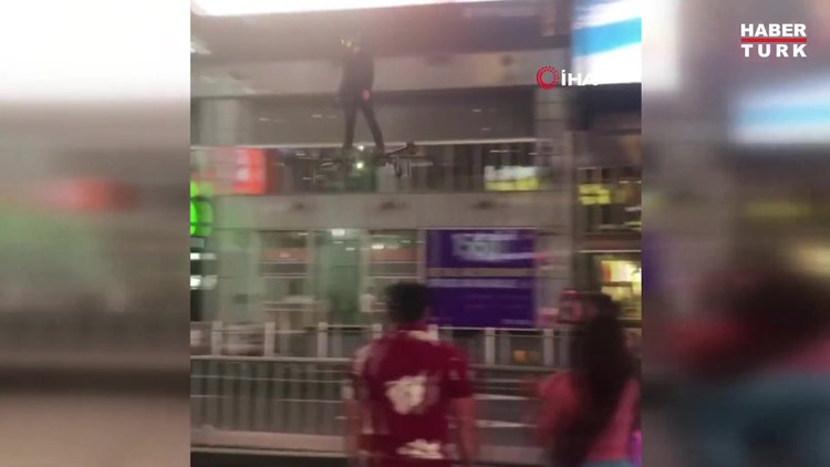 Times Meydanı'nda bir kişi "hoverboard" ile uçtu