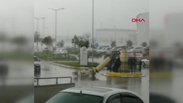Çorum'da etkili olan fırtınada saat kulesi devrildi