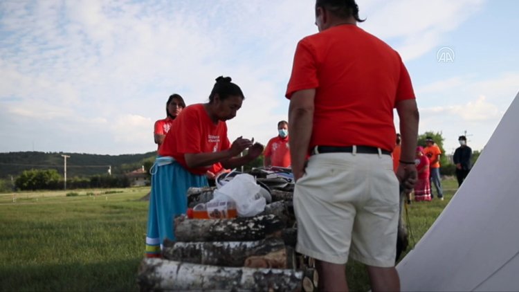 Kanada'da kemikleri bulunan 751 çocuk için anma gecesi!