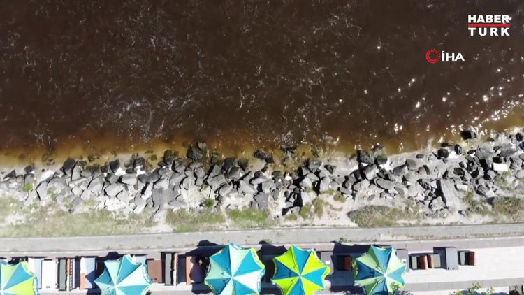 Küçükçekmece Gölü'nün rengi kızıla dönüştü