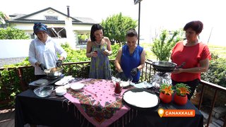 Gelibolulu kadınlar tuzsuz peynirle hazırladıkları peynir helvasının yapılışını gösterdiler.