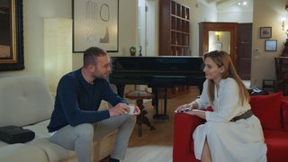 Uğur, Yonca'nın evine gelerek yüzüğü çıkardı