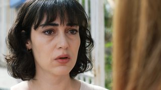 Yonca, Ömrüm'ün psikolojisini olumsuz etkilediğini düşündüğü Zehra ile konuşmaya gitti.