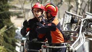 Murat ile İlker, küçük kediyi başarıyla oradan çıkardı.