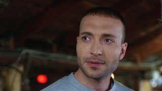 Uğur, Şeref'in mekanına polisleri çağırdı ve adamlarını gözaltına aldırdı.