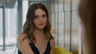 Cem'e sürpriz yapmak için rezidansa gelen Suna burada Leyla ile karşılaştı.