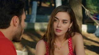 Cem'in tadım yaptığı esnada Leyla hayranlıkla onu izledi.