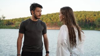 Cem'in kendisini sevdiğinden artık emin olan Leyla ona aşkını itiraf etti.