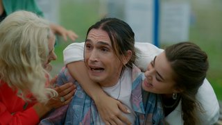 Midesi bulanan Şinasi'yi en yakın benzinlikte bırakan Leyla, ona büyük bir şaka yaptı.