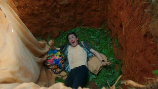 Ekip, kamp alanına dönmeye çalışırken Şinasi bubi tuzağına yakalandı ve çukura düştü.