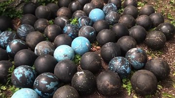 Evinin merdivenlerinin altında gömülü 160 adet bowling topu buldu