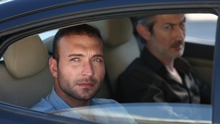 Orhan'ın malları sakladığı deponun adresi öğrenen Uğur hemen mesajla Tolga ve Cem'e iletti.