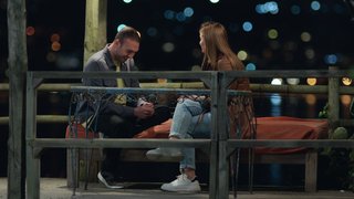 Akşam evine dönen Uğur karşısında Yonca'yı görünce şaşırdı.