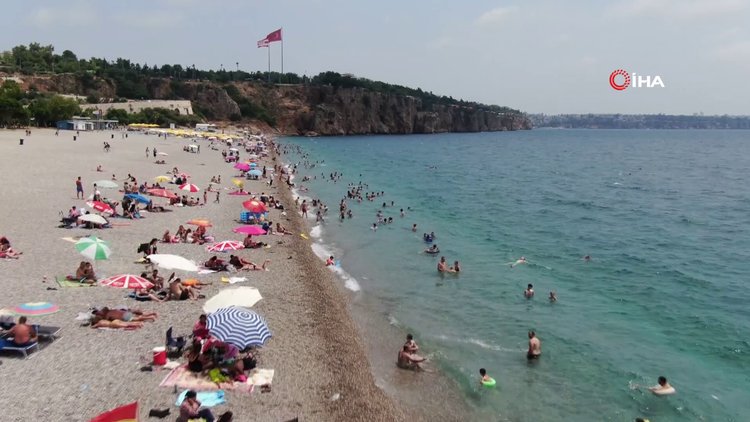 Konyaaltı sahili adeta doldu taştı, sosyal mesafe unutuldu