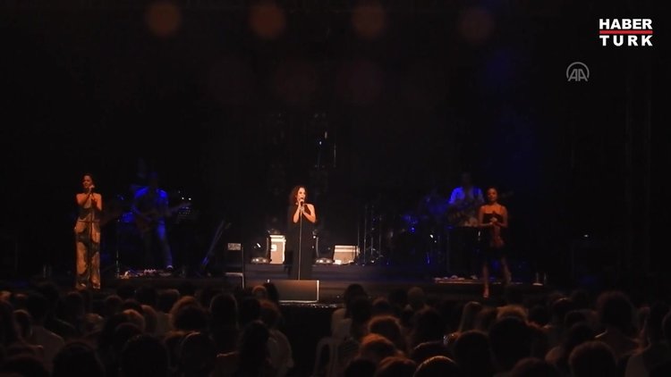 Sertab Erener: Maskelerinizi ne olur çıkarmayın