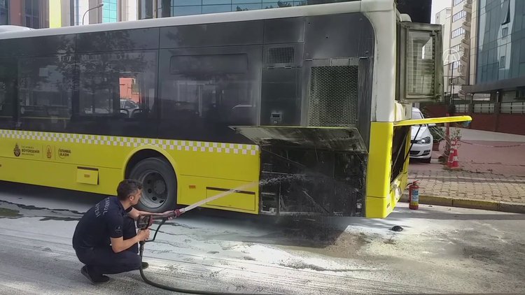 Ataşehir'de seyir halindeki halk otobüsünde yangın!