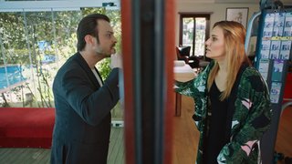 Emre, Yonca'nın öğrendikleri karşısında çılgına döndü ve kapısına dayandı.