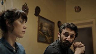 Cinayetlerin Kanbura ile bağı olduğuna artık kesin olarak kanaat getiren Tolga ile Nevra, kasabaya geldi.