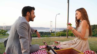 Cem, boğaz manzarası eşliğinde bir akşam pikniği düzenledi.