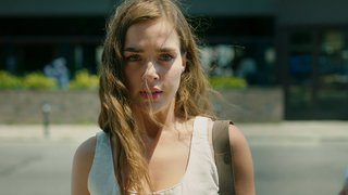 Leyla eline iki taş aldı ve restoranın camlarını aşağıya indirdi.