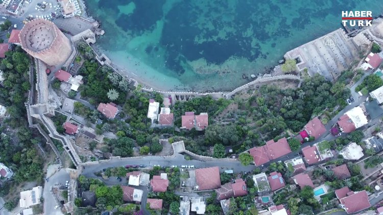 Tophane sakinleri, surlarla çevrili alanda tarihi yapılarla iç içe yaşıyor