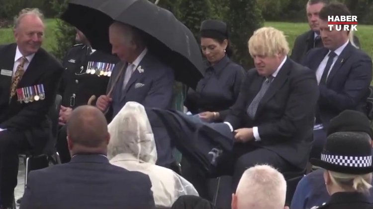 İngiltere Başbakanı Boris Johnson törende şemsiyesi ters dönünce zor anlar yaşadı