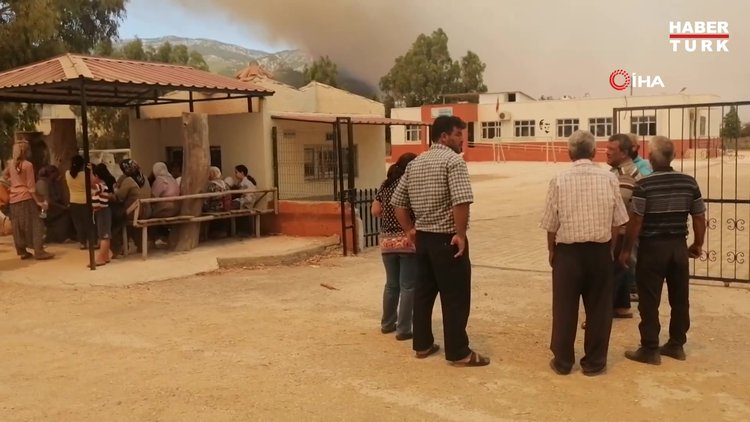 Silifke'de evlerinden tahliye edilenler okullara yerleştiriliyor