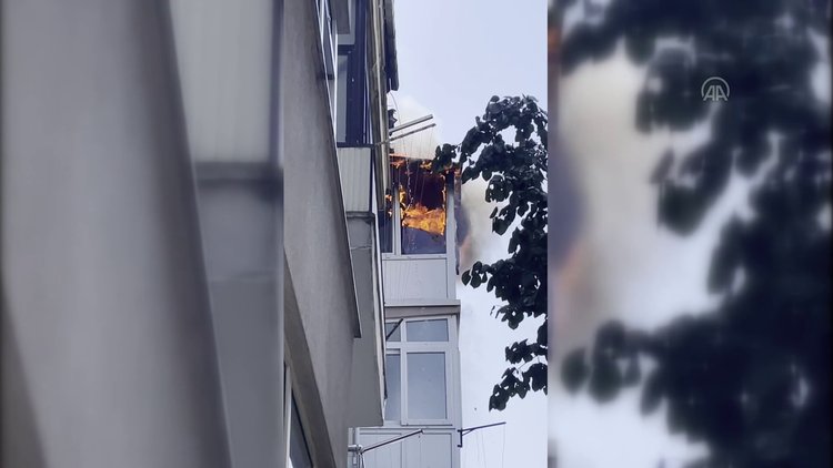 Üsküdar'da yangın! İki daire kullanılamaz hale geldi