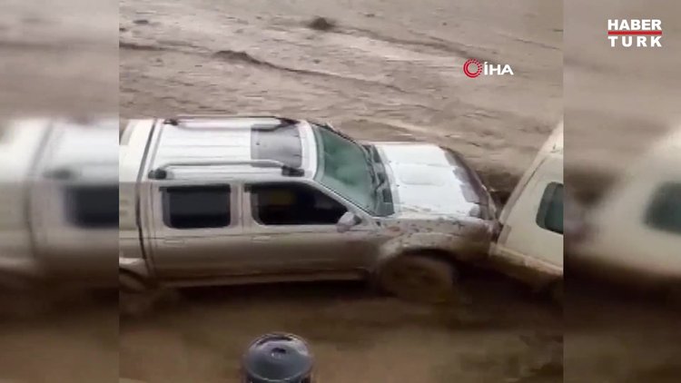 Sel suları otomobili böyle sürükledi