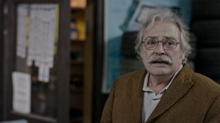 Ufuk'u bulmak için üçüzlerden tamirci olanın dükkanına giden Agâh daha soruyu sormadan kafasına sıkıyor.