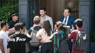 Zor bir seçimin eşiğinde kalan Cem kalbi yana yana ailesini kurtarmak için sevdiği kadını ateşe atıyor.