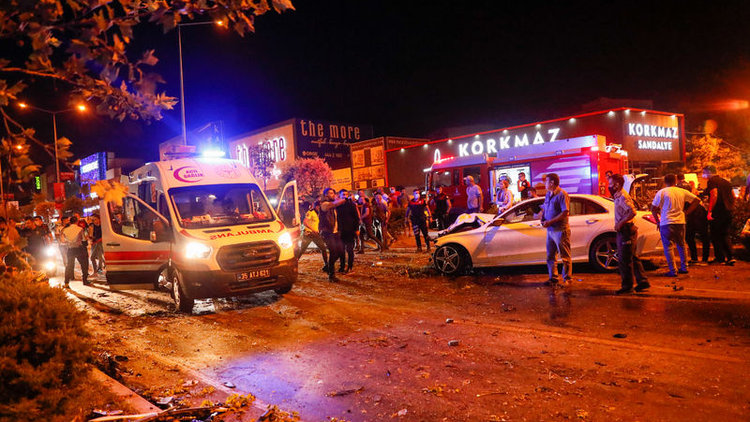 İzmir'de ihbara giden polis aracı otomobille çarpıştı: 1 şehit, 4 yaralı