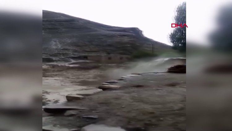 14 kişilik aile, selde yıkılan evin damına çıkarak kurtulmuş