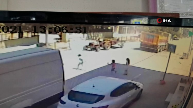 Marketten çikolata almaya giden çocuk traktörün altın kaldı