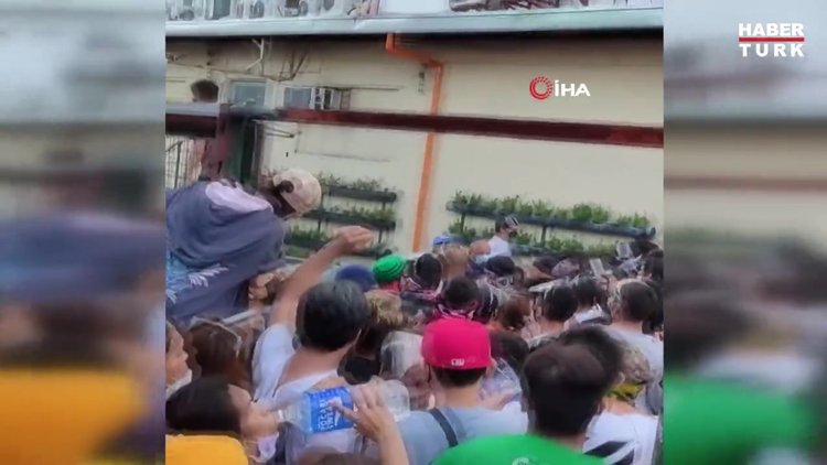 Filipinler'de halk, Covid-19 aşı merkezlerine hücum etti