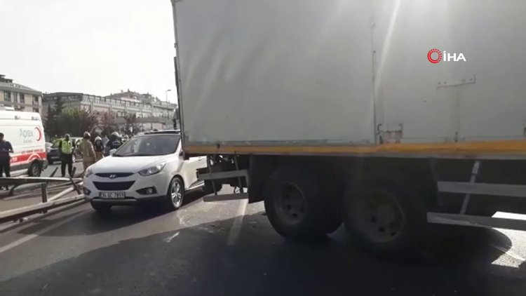 Direksiyon hakimiyetini kaybeden sürücü metrobüs bariyerlerine çarptı