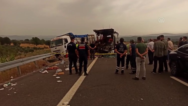 Manisa'da feci kaza! Otobüs tıra çarptı: 6 ölü, 37 yaralı