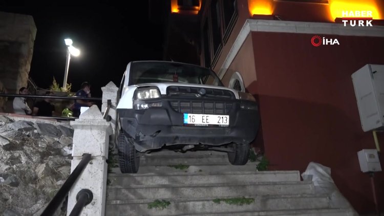 Tarihi surlardan araç ile inmek istedi, merdivende asılı kaldı
