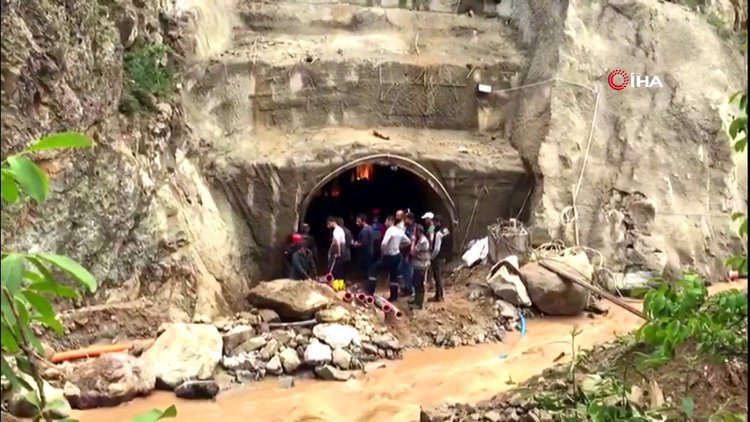 Tüneldeki selden saniyelerle kurtuldu