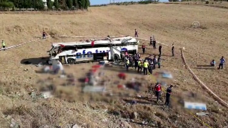 Balıkesir'de feci kaza! Yolcu otobüsü devrildi: 14 kişi öldü