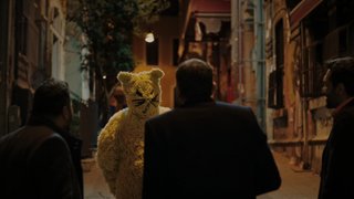 Agâh, Nükhet ile akşam yemeğine gittikleri mekanda bir grup adam tarafından basılmasıyla büyük bir şaşkınlık yaşadılar. ...