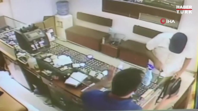 Elazığ’da kuyumcuda soygun girişimi: Kendini polis olarak tanıttı, kimliği istenince susturuculu tabancayı doğrulttu