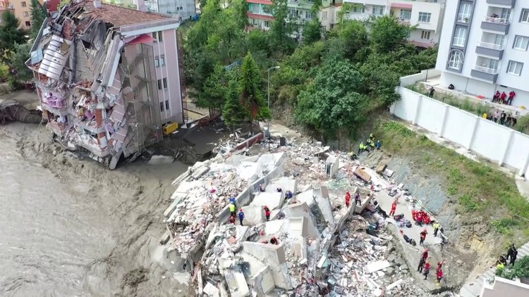 Kastamonu'da sel nedeniyle yıkılan apartmanda arama kurtarma çalışmaları sürüyor